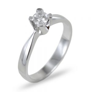 Creazione di anelli solitari personalizzati a milano